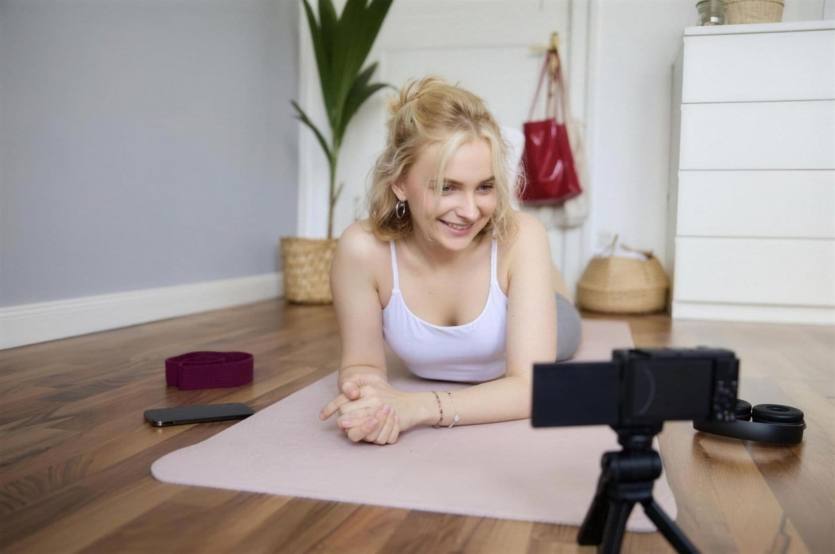 Frau macht Yoga-Videoaufnahme zu Hause.
