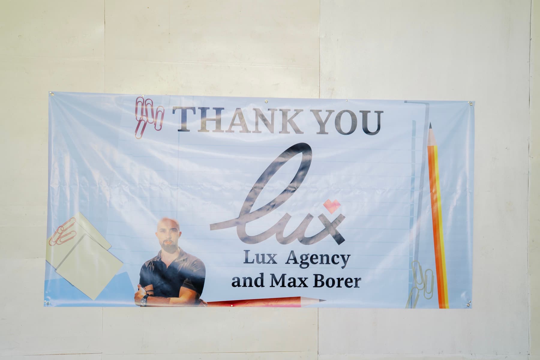 Banner an der Wand: Thank you, Lux Agency and Max Borer